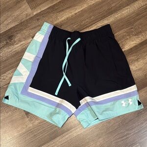 Men’s, Large Under Armour shorts with drawstring & pockets.